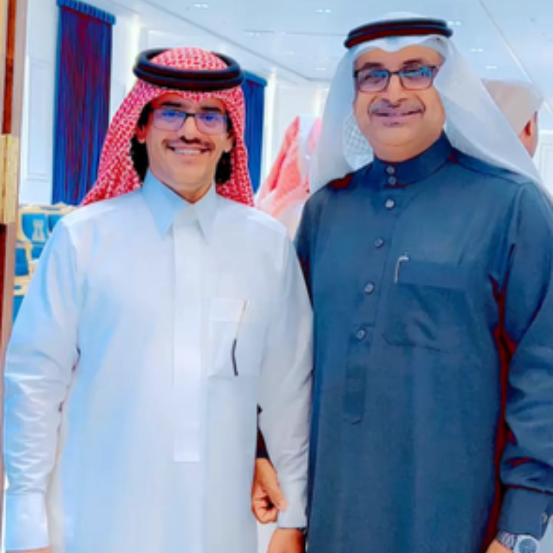 مع احد الاصدقاء